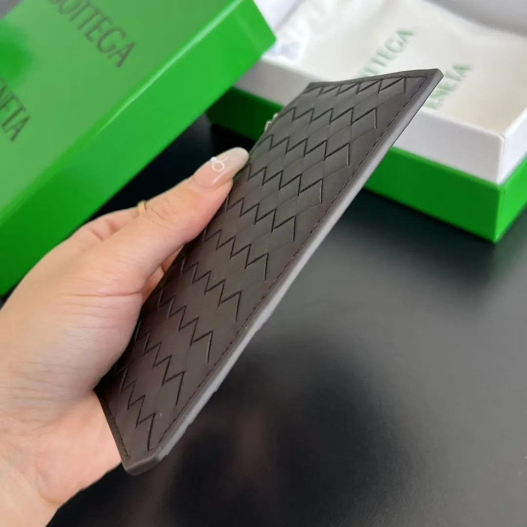 BV’s new 805827 vertical zipper card holder 🎈 The classic small woven work that I miss 0.7 is back. It’s really very design-friendly. The calfskin texture is high-end. It’s carefully designed with five card slots and a central compartment. You can also put cash in for daily use. You deserve to have such an thoughtful design. Size: 12*7*0.5 layers cm P540